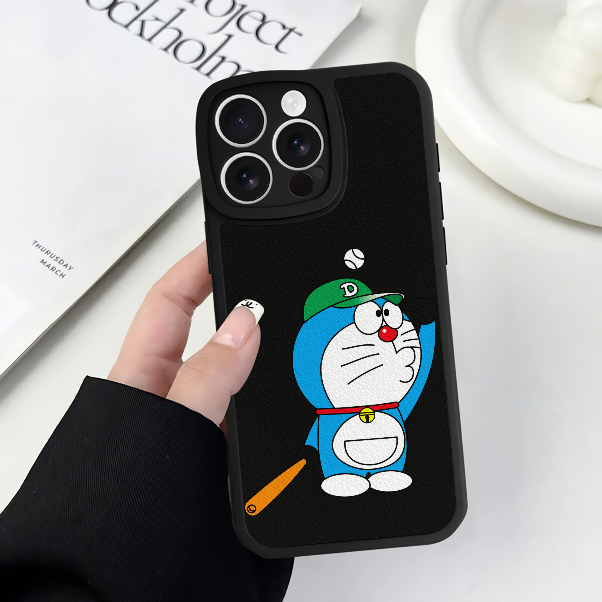 （画像用） ドラえもん Doraemon 【iPhone 16シリーズ対応】シリコンスマホケース（レザー調） 材質：シリコン